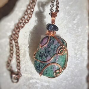 Robijn in Zoisiet met koper