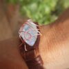 Unieke kristalarmband met iriserende edelsteen en koperen draad, handgemaakt en stijlvol.