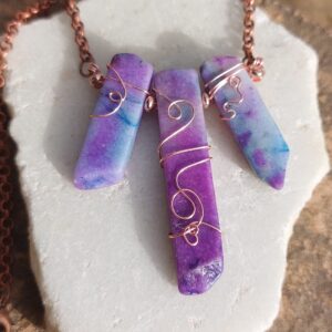 Paarse Sodaliet met koperdraad