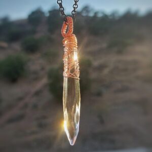 Kristal met koperdraad