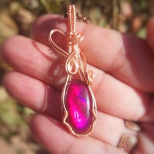 Labradoriet met koperdraad