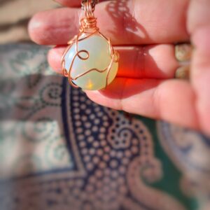 Opaal met koperdraad