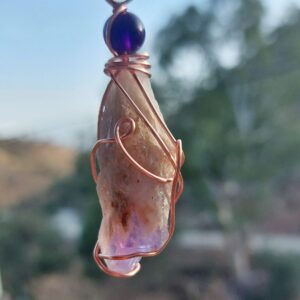 Ruwe Amethist met koperdraad