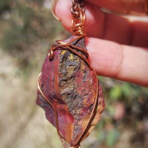 Ruwe Mookaiet met koperdraad