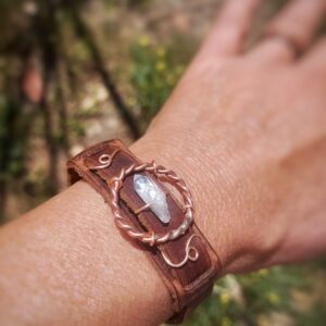 Leren armband met Angel Aura Quartz en Tensor ring