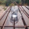 Kristallen glas op houten tafel in tuin Kristallen glas gevuld met water op houten tafel, buiten tuin setting.