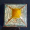 Kristallen kubus met gouden accenten, perfect voor decoratie en geschenken.