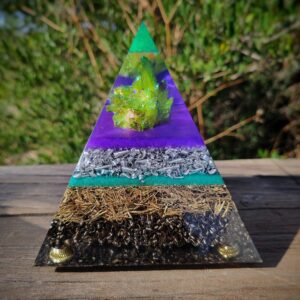 Grote Orgonite Piramide Titanium Aura