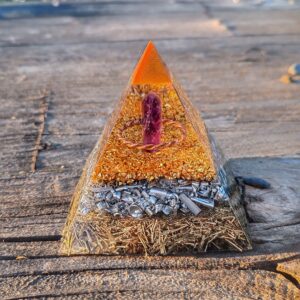 Kleine Orgonite Piramide Amethist