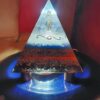 Kristallen piramide met engel afbeelding Kristallen piramide met engel afbeelding, decoratief en spiritueel symbool.
