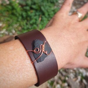 Leren armband met Shungiet en koperdraad