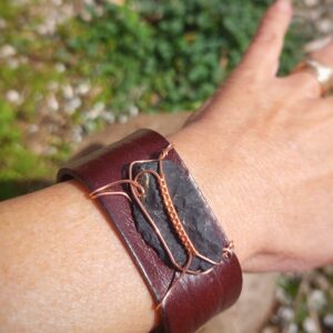 Leren armband met Shungiet en koperdraad