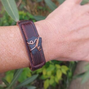 Leren armband met Shungiet en koperdraad