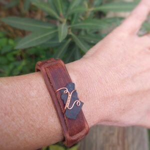 Leren armband met Shungiet en koperdraad
