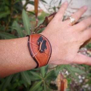 Leren armband met Shungiet en koperdraad
