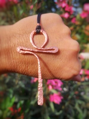 koperen ankh hanger van dik gehamerd koperdraad