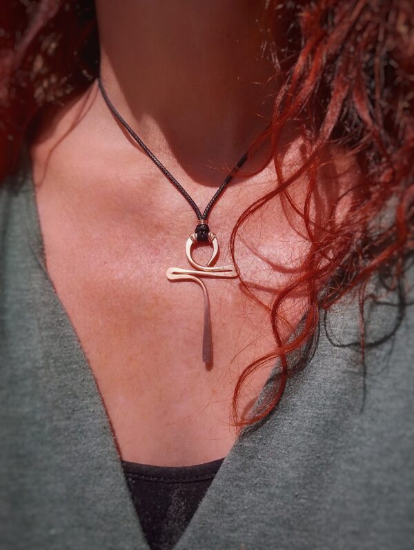 colgante ankh de cobre de hilo grueso