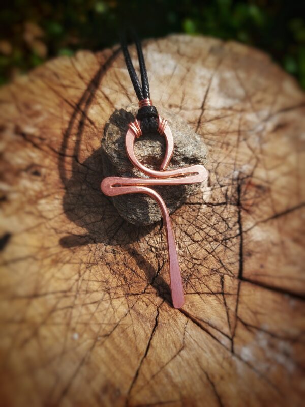 colgante ankh de cobre de hilo grueso