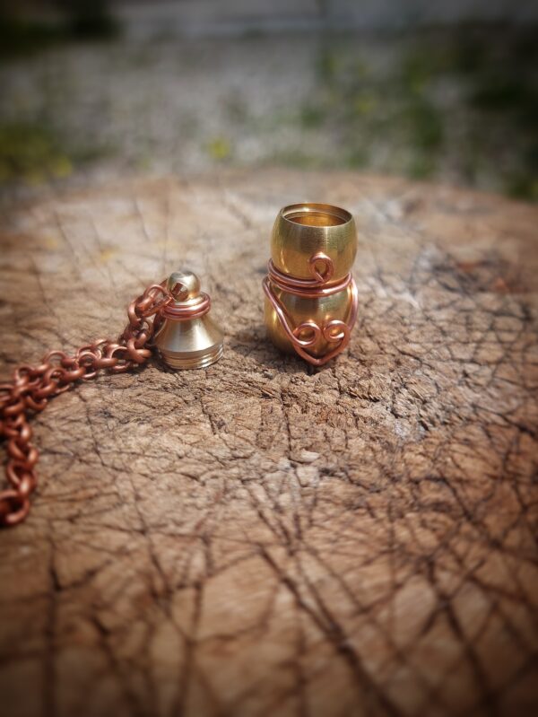 colgante para cenizas de latón y alambre de cobre