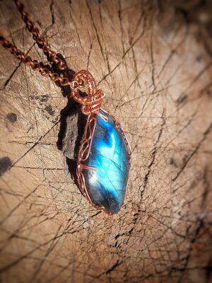 hanger met labradoriet uit madagaskar met intens blauwe flash