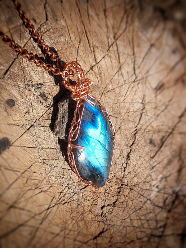 hanger met labradoriet uit madagaskar met intens blauwe flash