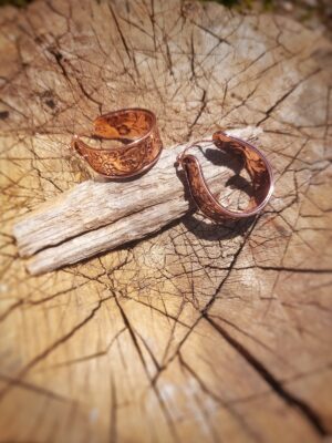 oorbellen met bewerkt koper