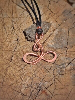 hanger met koperen infinity symbool
