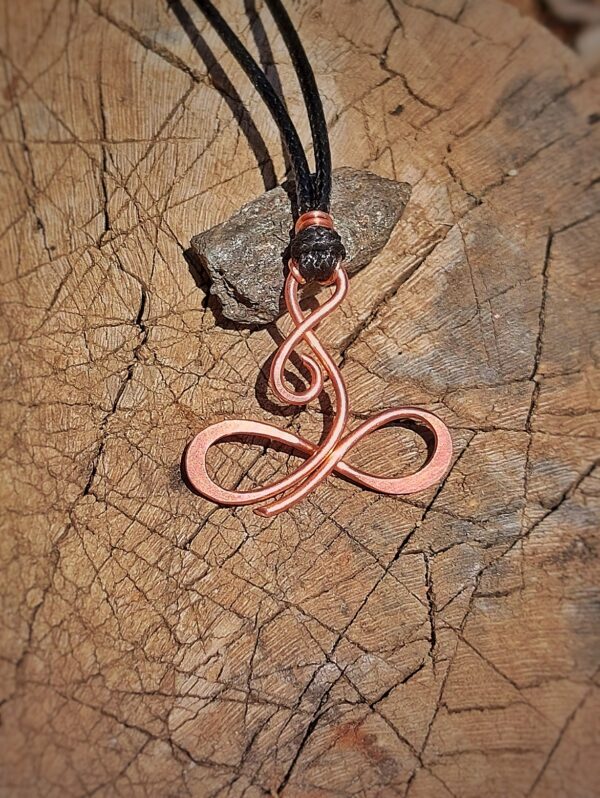 hanger met koperen infinity symbool