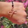 hanger met koperen infinity symbool