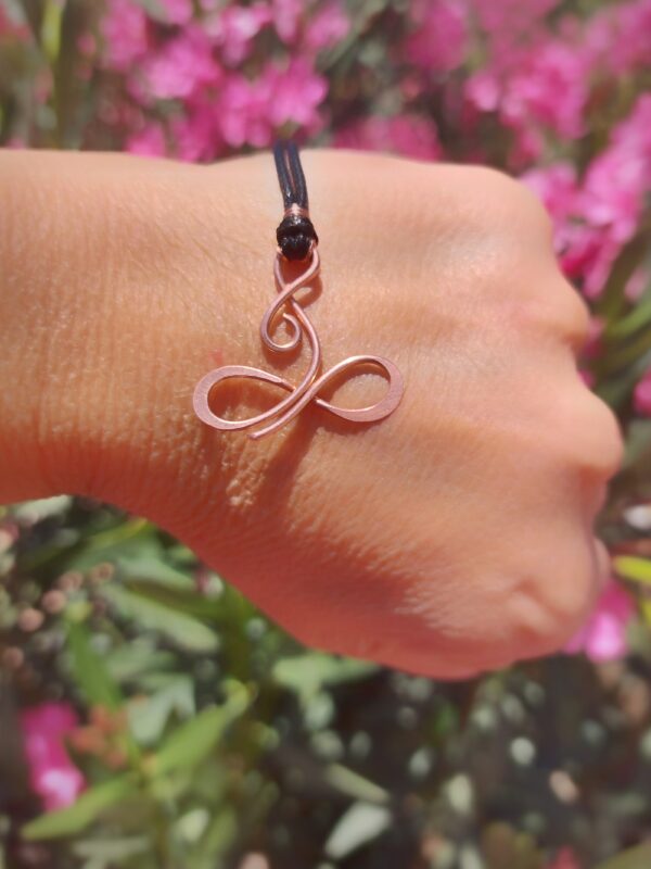 hanger met koperen infinity symbool
