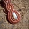 koperen wire wrap art hanger met parel 2