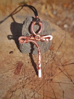 koperen ankh met bergkristal en koperdraad 1