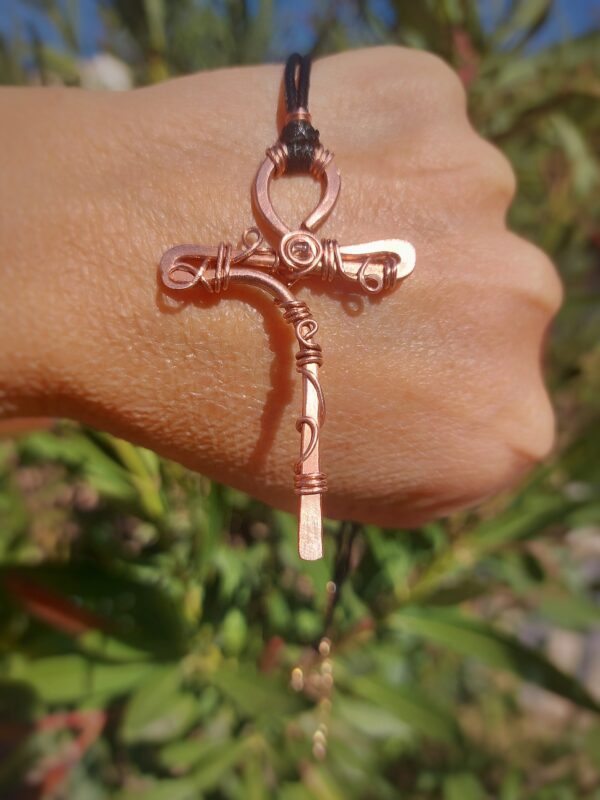 koperen ankh met bergkristal en koperdraad 2